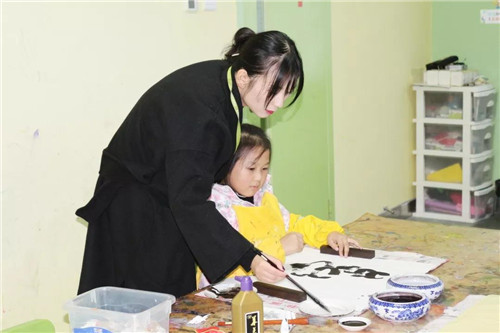 一幅畫的誕生：走進易道「國學(xué)國畫」課堂